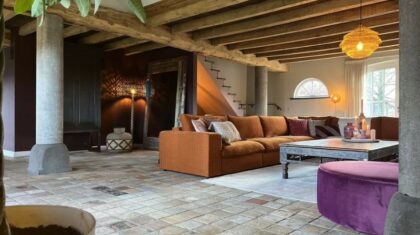 Landelijke Woning Met Houten Balken En Oranje Hoekbank