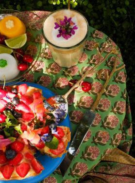 Opgedekte Tafel Met Een Goud Taarten Setje Met Bloemetjes