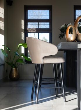 Richmond Barstoel Khaki Met Zwarte Poten