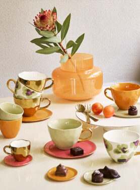 Servies Verschillende Kleuren Met Gouden Details