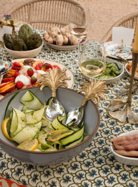 Tafel Met Eten En Schalen En Een Goud Salade Setje Met Palmbomen