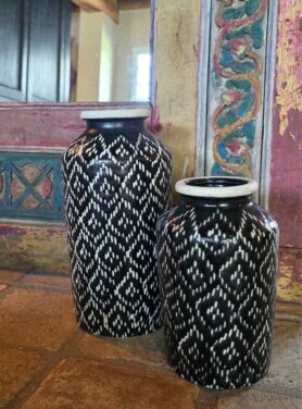 Twee vazen zwart wit patroon voor spiegel met houten gekleurde rand