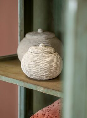 Witte ronde pot met deksel en kraaltjes