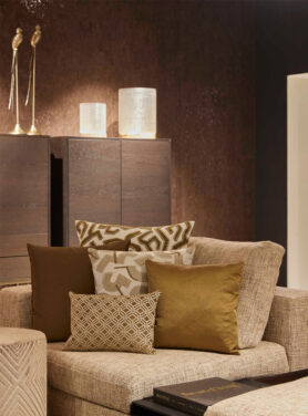 Bruin Tinten Kussens Van Claudi Op Beige Bank