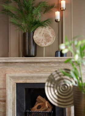 Bruine Ronde Ornament Met Gouden Voet