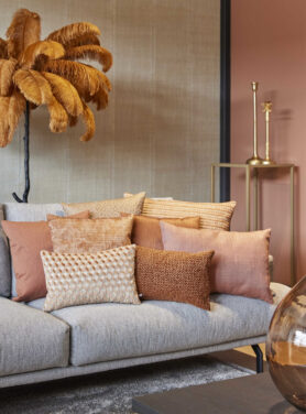 Bruinkleurige Kussens Op Een Grijze Bank