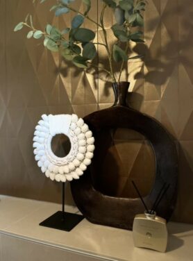 Chique Gouden Wand Met Woonaccessoires