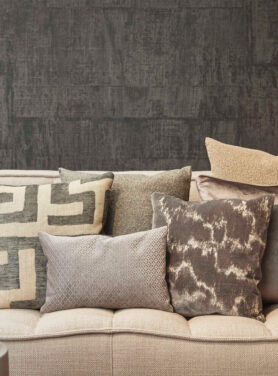 Donkergrijze Taupe Sierkussens Op Beige Bank