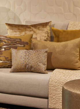 Gouden En Bruine Tinten Kussens Beige Bank En Plaid