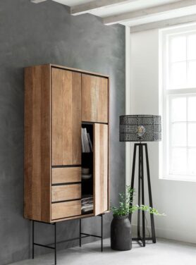 Houten Rechte Bergkast Met Zwarte Stalen Accenten