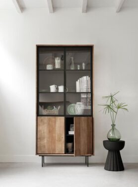 Houten Vitirinekast Met Glazen Deuren En Zwart Metalen Poten