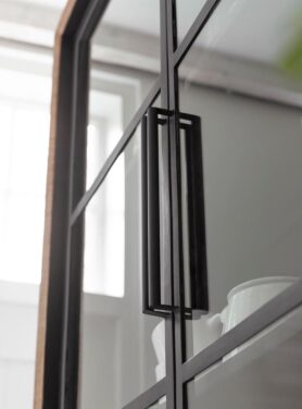 Houten Vitirnekast Met Zwart Glazen Deuren