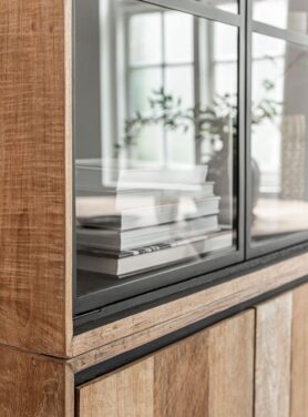 Houten Vitrinekast Met Zwart Metalen Poten En Glazen Deuren Dtp Home