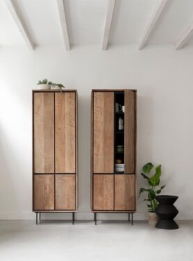 Teakhouten Bergkast Met Vier Deuren En Zwarte Poten En Accenten