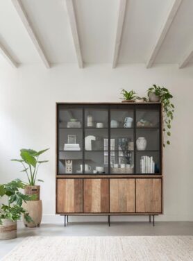 Vitrinekast Dtp Home Teakhout Met Zwarte Accenten En Recht Afgewerkt