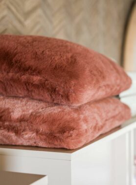 zacht fluffy sierkussen roestbruin vierkant