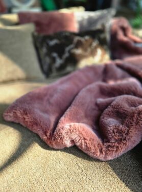 Bruin zacht plaid op de bank