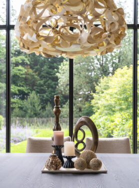 Accessoires Op Zwarte Tafel Op Dienblad Beige