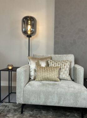 Beige Bank Met Gouden Sierkussens Met Patroon