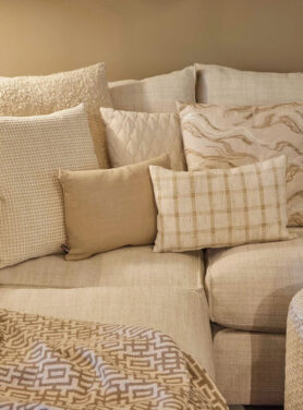 Beige Zandkleurige Kussens Op Een Beige Bank