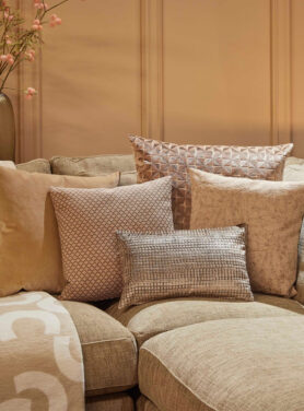 Bruin Roze Gouden Sierkussens Met Patronen Op Bruine Bank