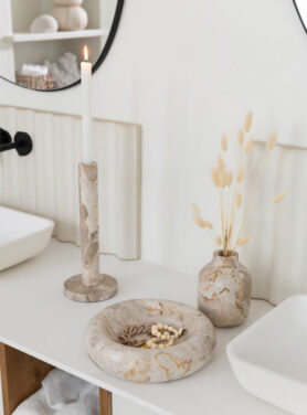 Vaasje Beige Marmer Look Met Andere Beige Accessoires