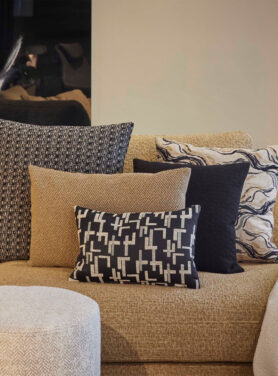 Verschillende Zwarte Kussens Met Patronen