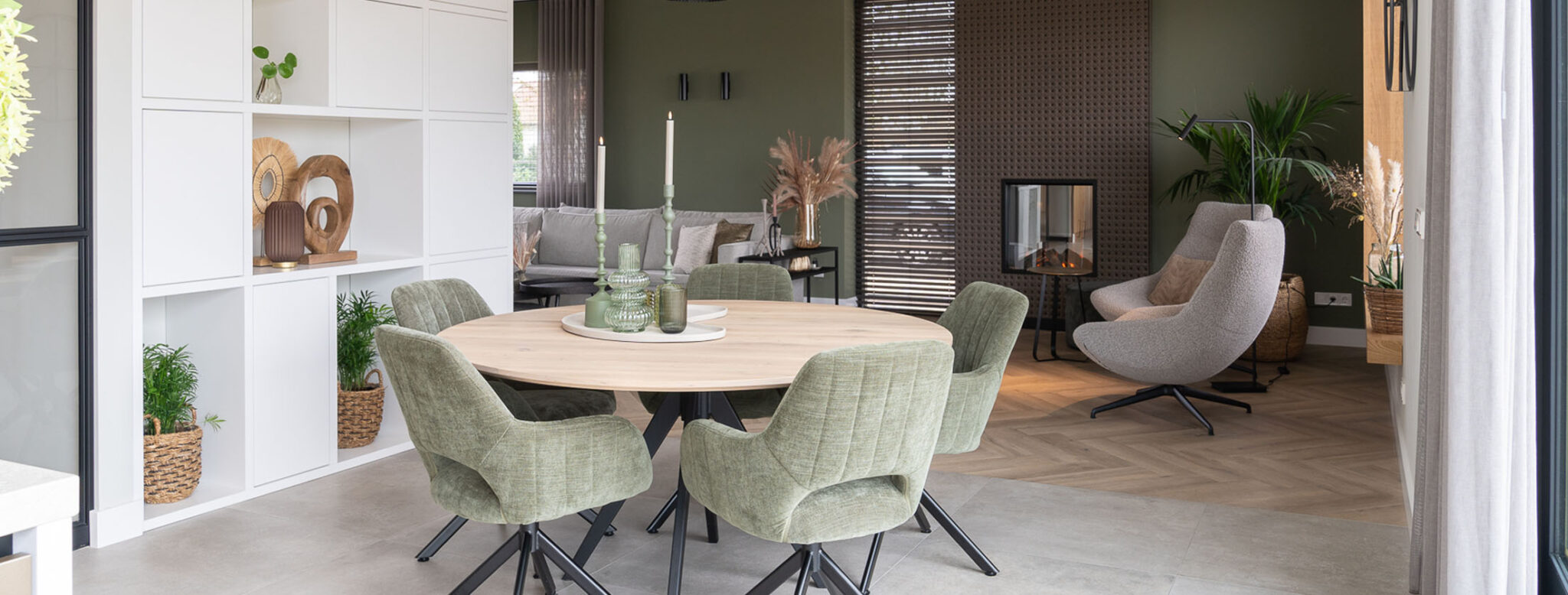 Woonkamer Landelijk Met Groen Tinten En Bruin