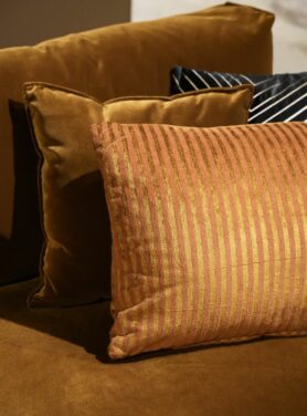 sierkussen met oranje en gouden strepen