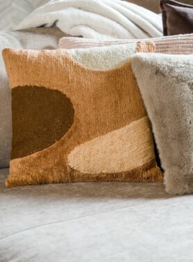 Bruin sierkussen met ronde vormen