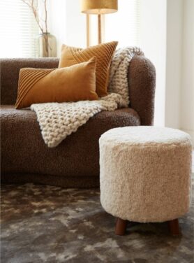 Rond roze bruin poefje met teddystof en houten poten