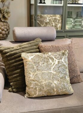 Groene en bruine sierkussens op taupe kleurige bank