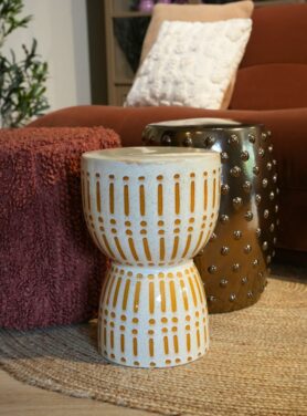 Beige kruk van keramiek met okergeel strepen patroon