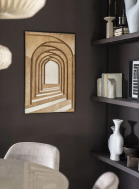 Beige Schilderij Op Zwarte Muur