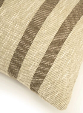 Beige Sierkussen Met Bruine Strepen Erop