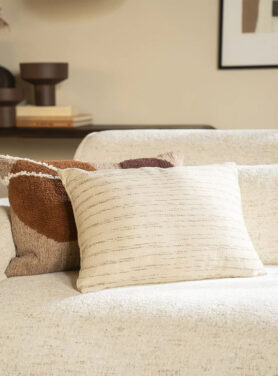 Beige Sierkussens Op Beige Bank Met Figuren