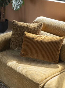 Bruin Rood Kleurige Sierkussen Op Bruine Bank