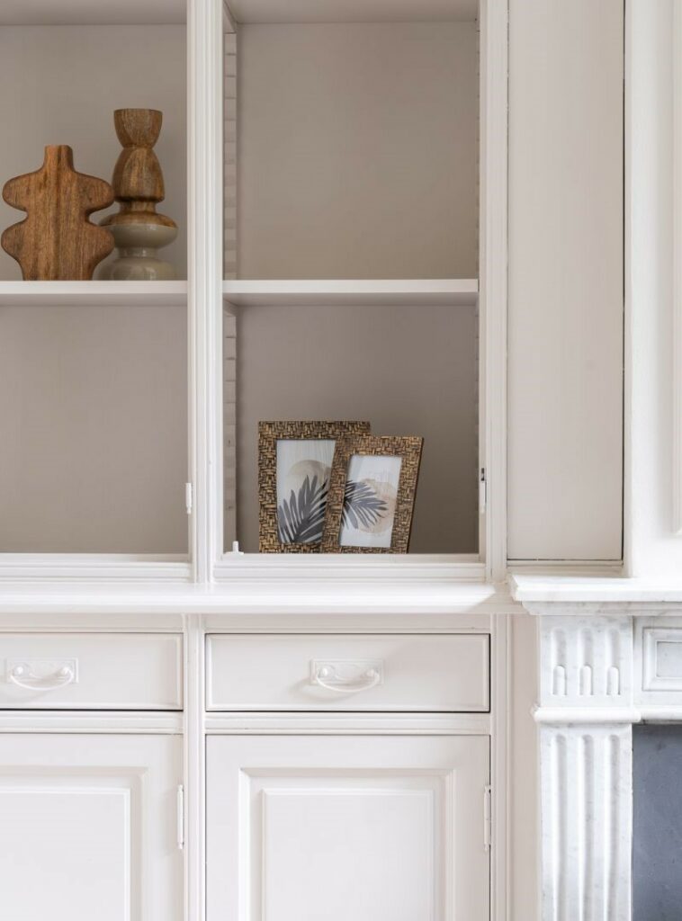 Bruine Houten Woonaccessoires In Witte Kast