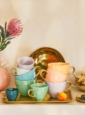 Gekleurde Mokken Met Gouden Details