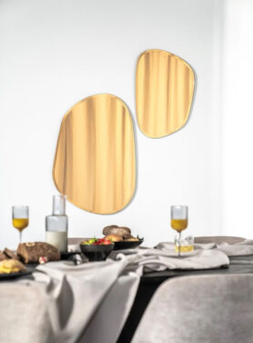 Goud Bruine Spiegels Organische Vormen Groot En Klein Achter Tafel