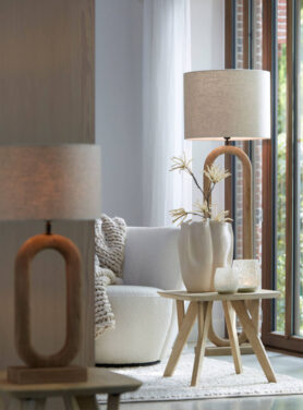 Kleine En Grote Vloerlamp Met Witte Lampenkap En Rustig Interieur