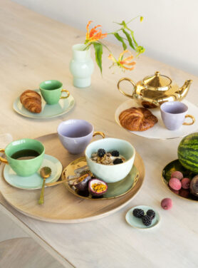 Lila Met Mintgroen Servies Op Houten Tafel Met Ontbijt En Gouden Theekop En Gouden Details