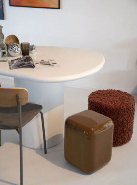 Roestbruine Poef Met Bruine Glazende Poef Aan Witte Tafel