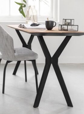 Schuin Afgewerkt Bureatafel Met Zwart Onderstel