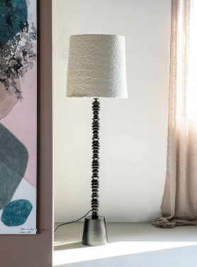 Vloerlamp Zwarte Poot Met Teddy Lampenkap Wit Beige