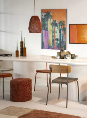 Woonkamer Met Roestbruine Kleur Poef En Lamp