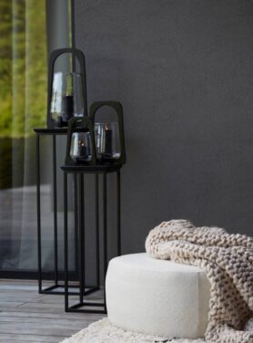 Zwarte Zuil Met Houten Donker Bruin Blad Metaal