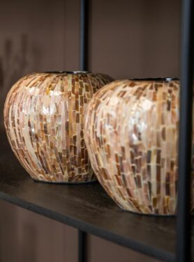 bolvormige vazen ingelegd met stukjes schelp roze