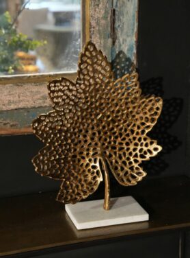 ornament blad goud op voet van marmer