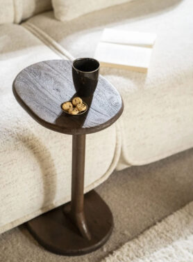 Bruin Houten Bijzettafeltje Bij Beige Interieur Bank